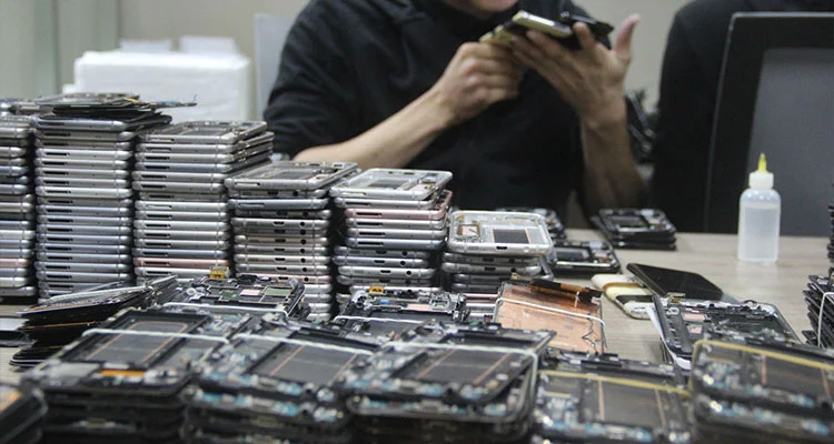 Harga Layar LCD iPhone Terpolarisasi pada tahun 2026: Mengapa Bengkel Beralih Kembali ke Layar Asli yang Diperbaharui